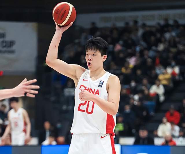 PG-郑钦文逆转萨卡里终结连败，心态蜕变守住草地首胜