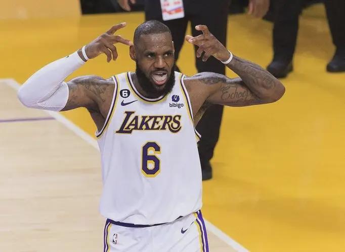 布伦森独扛45分！尼克斯时隔53年再捧NBA总冠军奖杯