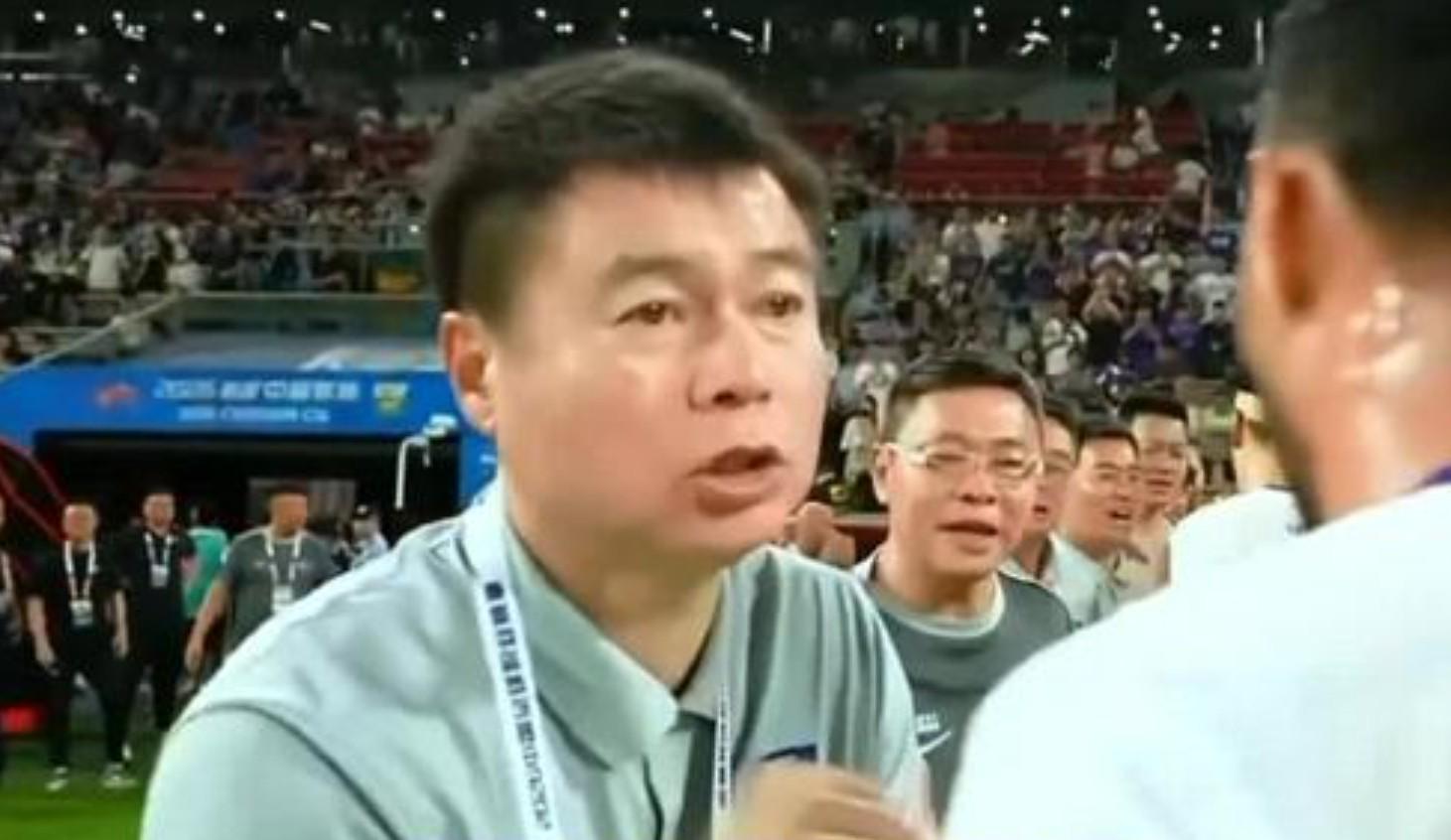 马刺队友谴责尼克斯球迷扔鸡蛋 文班亚马本人却无所谓